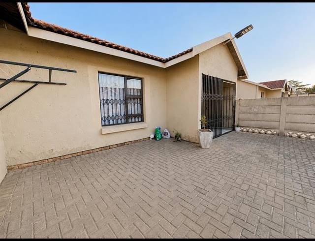2 BEDROOM TOWNHOUSE FOR SALE IN LAMBTON GARDENS